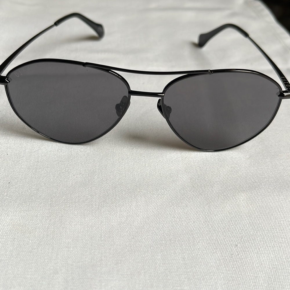 DIFF PEACHY BY LAURA LEE POLARIZED 53 20 145 Black frames with dark smoke lenses